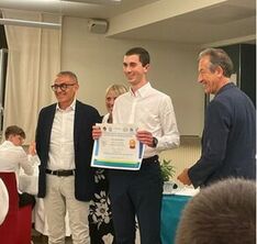 Il vincitore della gara Olivini, a dx il Preside Rossini e a sx il Prof. Torselli